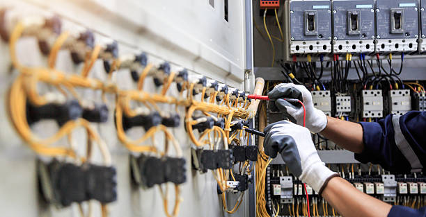 Professional Electrician technician working in Ashland, MO